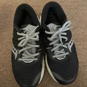 WOMEN'S SAUCONY HURRICANE 22